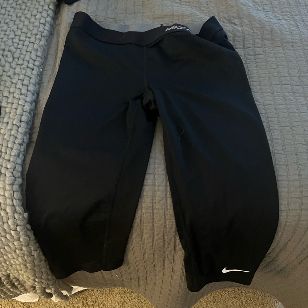 Black Nike pro crop leggings